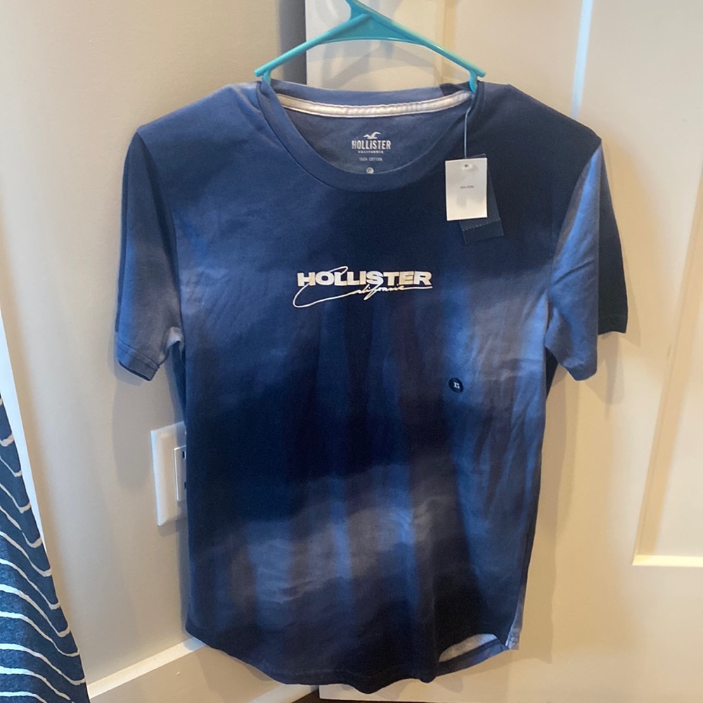 never worn. XS blue pattern tee shirt